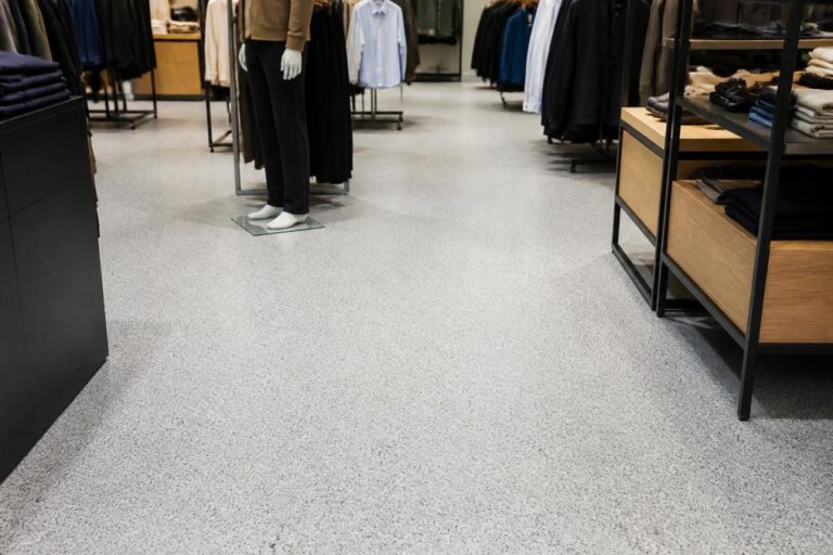 Skridsikkert gulv med logo: Guide til butiksmiljøer